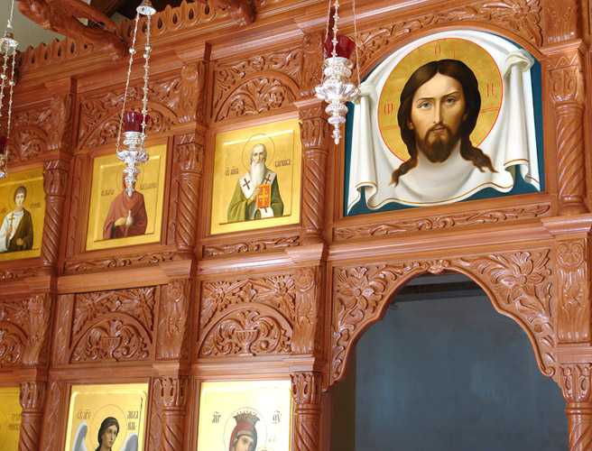 резной деревянный иконостас